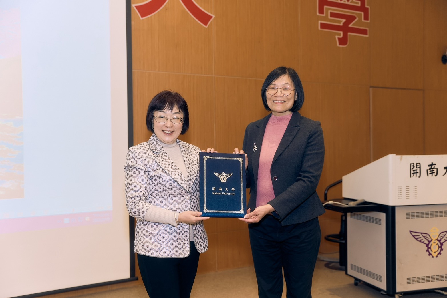 周守民校長致贈演講者沈艷雪會計師感謝狀圖片